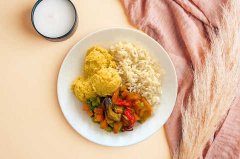 PIATTO UNICO VEGANO CON HUMMUS, RISO, VERDURE