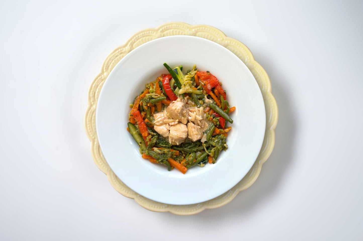 Pollo alle mandorle con verdure saltate e salsa alla soia