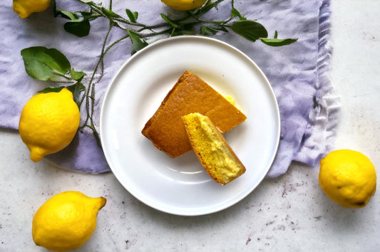Fetta di torta al limone ripiena alla crema