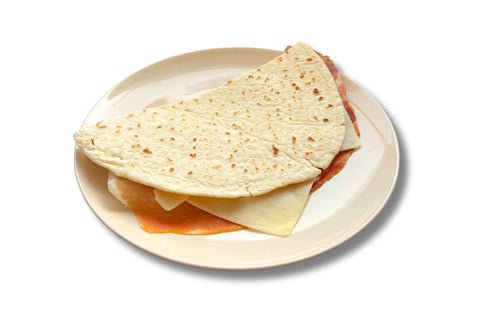 Piadina crudo e mozzarella