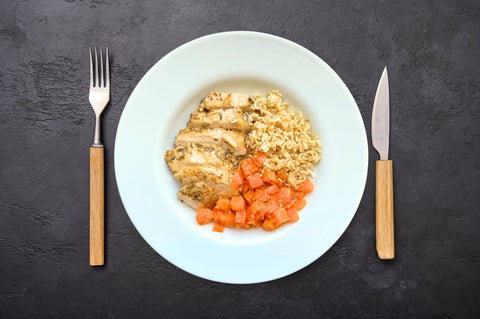 Tagliata di pollo con riso integrale, carote arrosto e vinaigrette