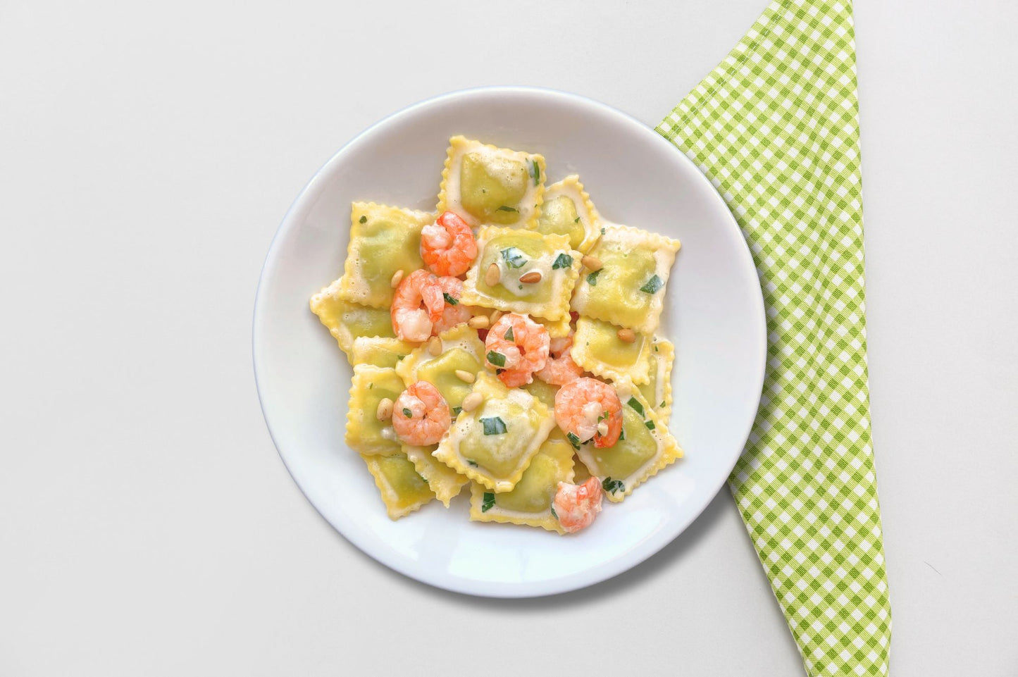 Ravioli con gamberetti, rucola e pinoli