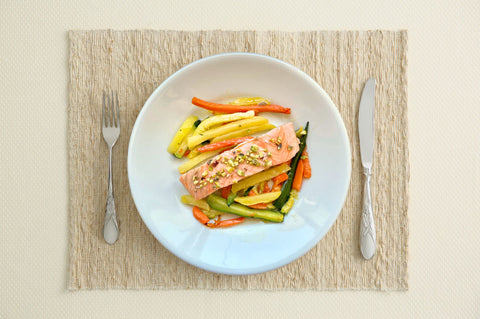 Salmone al vapore alla granella di pistacchio