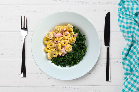 Schiscetta tortellini panna e prosciutto con spinaci all'agro