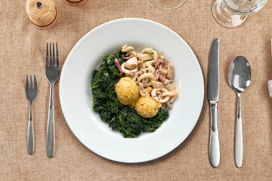 Hummus di ceci con calamari ed erbe di campo