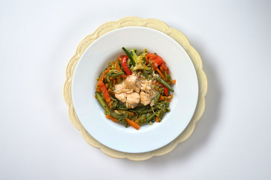 Pollo alle mandorle con verdure saltate e salsa alla soia